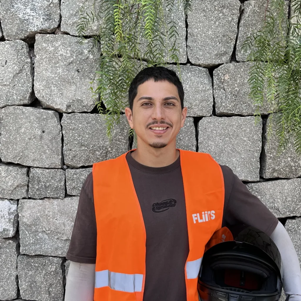 Mateo Arias, repartidor en moto en Santa Cruz de Tenerife, con el chaleco reflectante y el casco