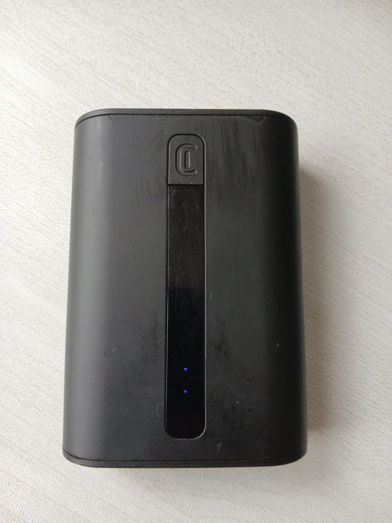 Power bank Cellularline PBNEWTANK10000 negra, vista frontal con los dos indicadores de carga