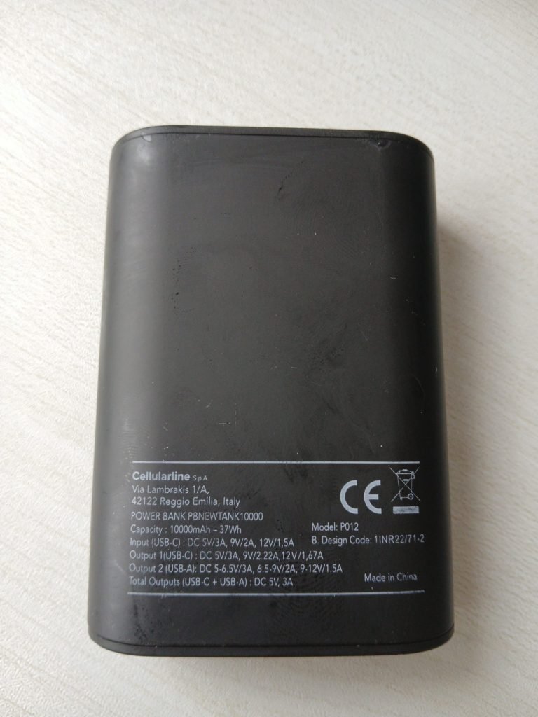 Etiqueta trasera de la power bank con la capacidad de 10000 mAh y las potencias de entrada y salida