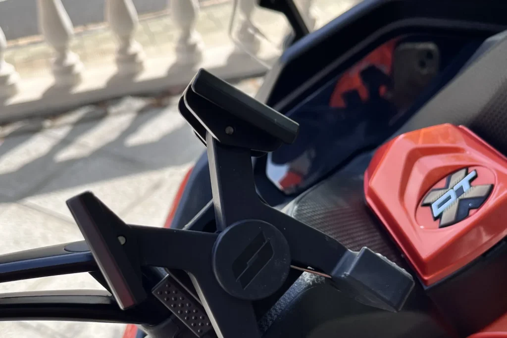 El SHAD X-Frame roto montado en la Kymco DTX 125, con la pinza a la vista
